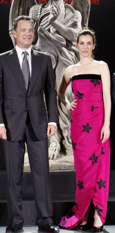 Actor Tom Hanks (2nd L), Israeli actress Ayelet Zurer (2nd R) pose during the Japan premiere of their movie &apos;Angels and Demons&apos; in Tokyo May 7, 2009. The Japanese words read: &apos;Angels and Demons&apos;. 