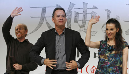 Director Ron Howard (L), actor Tom Hanks (C) and Israeli actress Ayelet Zurer attend a news conference to promote the movie &apos;Angels and Demons&apos; in Tokyo May 7, 2009.