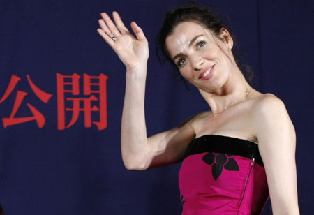 Israeli actress Ayelet Zurer waves to fans during the Japan premiere of the movie &apos;Angels and Demons&apos; in Tokyo May 7, 2009.