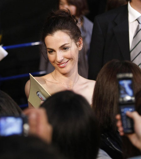 Israeli actress Ayelet Zurer (C) smiles as she signs autographs for fans during the Japan premiere of the movie &apos;Angels and Demons&apos; in Tokyo May 7, 2009.