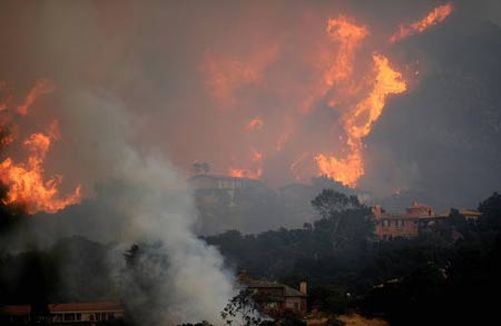 At least half a dozen homes were destroyed and 2,000 evacuated on the outskirts of Santa Barbara on Wednesday as a fierce, wind-whipped wildfire raged in rugged foothills above the central California seaside city. [Xinhua]