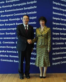 Chinese Vice Premier Wang Qishan (L) shakes hands with European Union Commissioner for Trade Catherine Ashton prior to the Second China-EU High Level Economic and Trade Dialog at the EU headquarters in Brussels, capital of Belgium, May 7, 2009. [Wu Wei/Xinhua] 