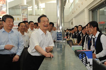 Chinese Premier Wen Jiabao (C) visits Xiamen Overseas Chinese Electronic Co., Ltd. in Xiamen, a coastal city in southeast China&apos;s Fujian Province, May 8, 2009. Premier Wen Jiabao made an inspection tour in Xiamen on May 8. [Xinhua]