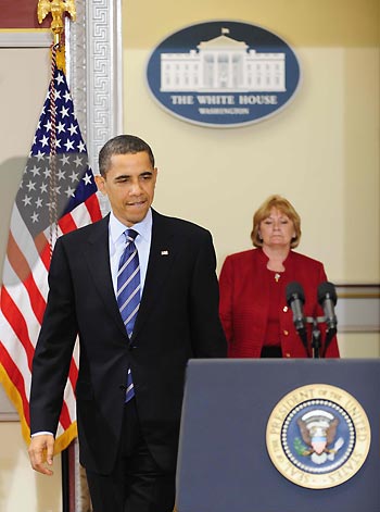 U.S.President Barack Obama, followed by Sharon Arnold, a representative from small business, steps in to deliver remarks on job creation and job training at the Eisenhower Executive Office Building in Washington, May 8, 2009. [Xinhua]