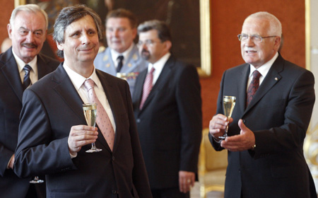 Czech Republic&apos;s President Vaclav Klaus (R) and Senate Chairman Premysl Sobotka (L, background) toast with newly appointed Prime Minister Jan Fischer at Prague Castle May 8, 2009. [Xinhua]