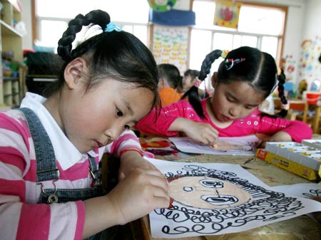 Kids draw pictures of their mothers, at Yixiu kindergarten in Suzhou, east China&apos;s Jiangsu Province, May 8, 2009, to celebrate the Mother&apos;s Day, which falls on May 9 this year. (Xinhua/Hang Xingwei) 