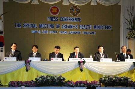 Philippine Secretary of Health Francisco T. Duque III (L4) reads a statement during a press conference following the close of the ASEAN+3 health ministers&apos; special meeting on dealing with influenza A/H1N1 in Bangkok, capital of Thailand, May 8, 2009. The meeting of the health ministers of ASEAN countries and China, Japan and South Korea was resolved to launch precautions against the possible spread of the deadly A/H1N1 flu in the region. (Xinhua/Tana)