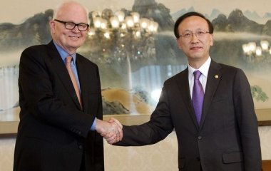 U.S. special envoy for North Korea Stephen Bosworth (Left), shakes hands with South Korean Unification Minister Hyun In-taek in Seoul on May 8, 2009. [CFP]