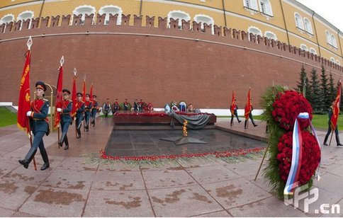 Russian President Dmitry Medvedev with members of the government attends a wreath laying ceremony at the Tomb of the Unknown Soldier in Moscow on May 8, 2009 on the eve of the Victory Day. On May 9 Russia will celebrate the 64th anniversary of the World War II victory over Nazi Germany. [CFP]