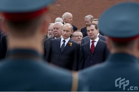 Russian President Dmitry Medvedev (R) and Prime Minister Vladimir Putin attend a wreath laying ceremony, marking the 64th anniversary of the World War Two victory over Nazi Germany, at the Tomb of the Unknown Soldier at the Kremlin Wall in Moscow. [CFP]