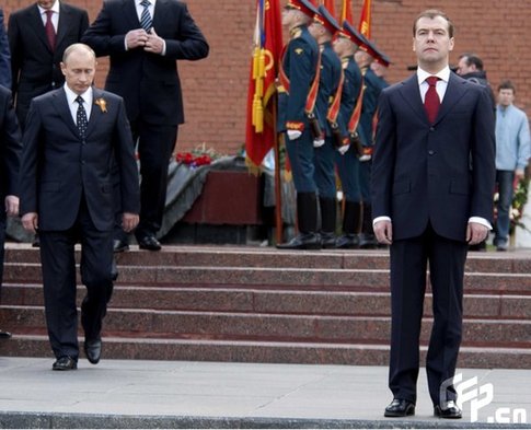 Russian President Dmitry Medvedev (R) and Prime Minister Vladimir Putin attend a wreath laying ceremony, marking the 64th anniversary of the World War Two victory over Nazi Germany, at the Tomb of the Unknown Soldier at the Kremlin Wall in Moscow. [CFP]