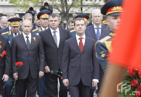Russian Prime Minister Vladimir Putin, Dnce Minister Anatoly Serdyukov and President Dmitry Medvedev attend a wreath laying ceremony at the Tomb of the Unknown Soldier in Moscow on May 8, 2009 on the eve of the Victory Day. [CFP]