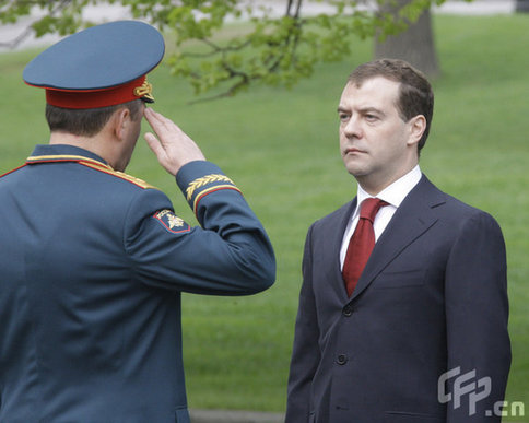 Russian President Dmitry Medvedev arrives for a wreath laying ceremony at the Tomb of the Unknown Soldier in Moscow on May 8, 2009 on the eve of the Victory Day. [CFP]