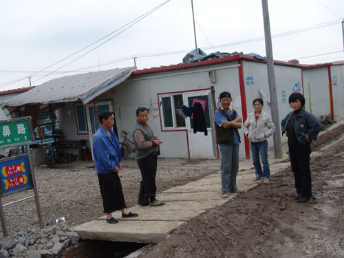 Residents chatting in the temporary housing area between Hanwang and Wudu, Sichuan Province, May 9.
