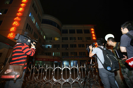Media reporters gather outside the Chengdu Infectious Disease Hospital in Chengdu, Sichuan Province of China, on May 10, 2009. One suspected case of A/H1N1 influenza was reported in southwest China's Sichuan Province, the Ministry of Health (MOH) said on Sunday. [Xinhua]