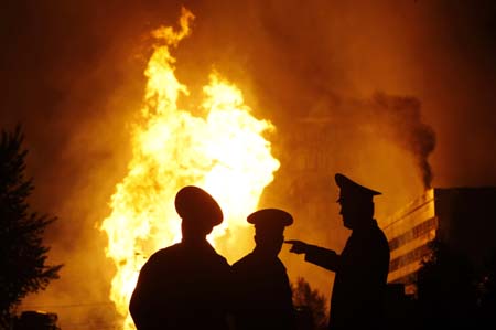 Flames are seen on Bolshaya Ochakovskaya street in Moscow May 10, 2009. A gas pipeline exploded in southwest Moscow early on Sunday, sending flames 100 metres into the air and setting buildings and cars ablaze.[Xinhua/Reuters]