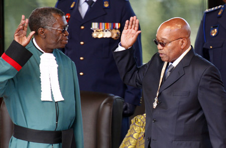 South Africa's Chief Justice Pius Langa swears in Jacob Zuma as the country's President at the Union Buildings in Pretoria May 9, 2009. Jacob Zuma officially became South African president on Saturday when he took the oath of office at the Union Buildings in Pretoria in face of 30,000 people, including 29 heads of state. [Xinhua/Reuters]