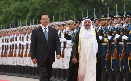 Chinese President Hu Jintao (L) and visiting Kuwaiti Emir Sheikh Sabah al-Ahmad al-Jaber al-Sabah review the guard of honor during a welcome ceremony in Beijing, capital of China, on May 10, 2009. [Xinhua]