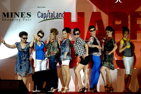 Mothers pose during 'My Lovely Mum' contest in Serdang of Selangor State, Malaysia, May 10, 2009. A shopping mall held the contest to celebrate the Mother's Day.[Xinhua]