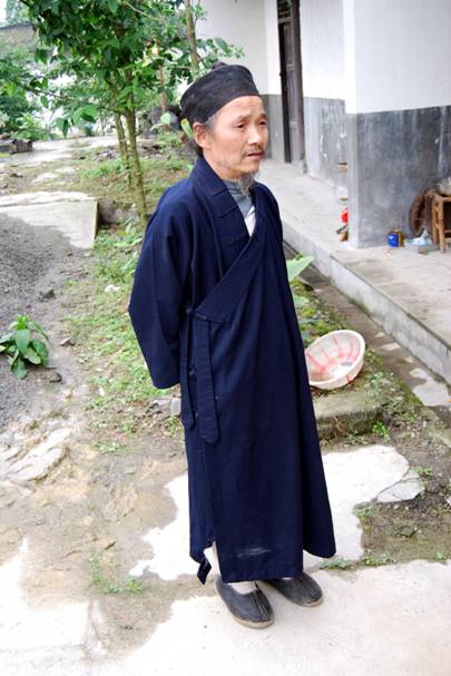Taoists will carry out a memorial service for victims of the Wenchuan earthquake at Yanxian Guan temple on May 12, 2009. The temple, near Mianzhu in Sichuan, was the residence of Yan Junping, one of the founders of the Taoist religion during the Western Han Dynasty (207BC-AD25). It was badly damaged in the earthquake and is currently being restored. [John Sexton/China.org.cn]