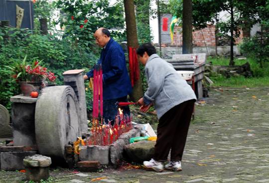 An elderly couple pay their respects at Yanxian Guan temple where a group of Taoists will carry out a memorial service for victims of the Wenchuan earthquake on May 12, 2009. The temple, near Mianzhu in Sichuan, was the residence of Yan Junping, one of the founders of the Taoist religion during the Western Han Dynasty (207BC-AD25). It was badly damaged in the earthquake and is currently being restored.[John Sexton/China.org.cn] 