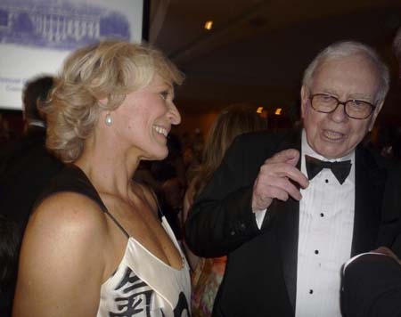 Actress Glenn Close (L) talks with billionaire investor Warren Buffet (R) at the White House Correspondents Association Dinner in Washington May 10, 2009.[Xinhua/Reuters]