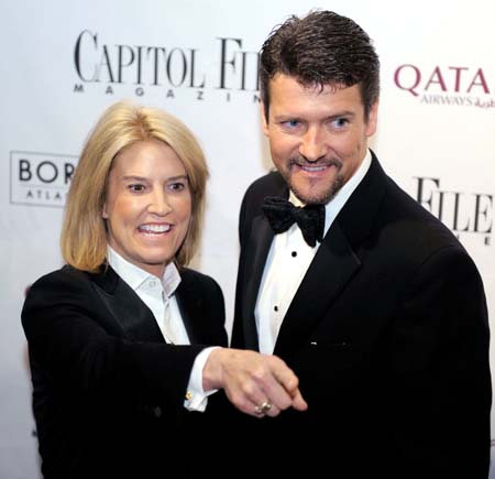 CNN correspondent Greta Van Susteren (L) points to photographers with Todd Palin, husband of Alaska Gov. Sarah Palin, as they arrive on the red carpet for the Capitol File Magazine After Party for the White House Correspondents Dinner, at the Corcoran Museum, in Washington, May 9, 2009.[Xinhua/Reuters]