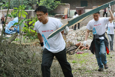 Volunteers from Diageo enter the quake-struck areas to work with local villagers to reconstruct the water supply infrastructure. [Shanghai Daily] 