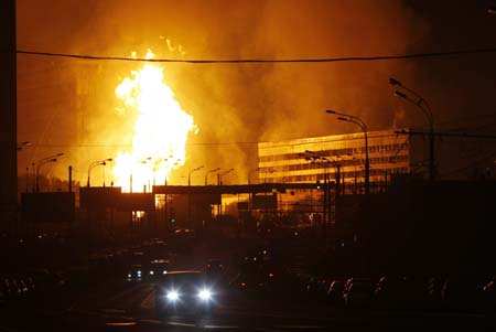 Flames are seen on Bolshaya Ochakovskaya street after an explosion in Moscow May 10, 2009. A gas pipeline exploded in southwest Moscow early on Sunday, sending flames 100 metres into the air and setting buildings and cars ablaze.