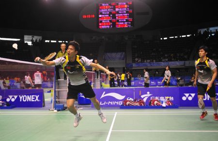 China's Cai Yun (L)/Fu Haifeng compete during the men's doubles competition against England's Robert Blair/Christopher Adcock at the 11th Sudirman Cup World Team Badminton Championship in Guangzhou, south China's Guangdong Province, May 10, 2009. Cai and Fu won 2-0.(Xinhua/Lu Hanxin) 