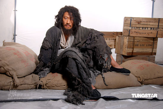 He looked into the mirror and exclaimed, 'Who is this guy?' Wearing the costumes of the upcoming action thriller 'Bodyguards and Assassins', Hong Kong actor-singer Leon Lai had a hard time recognizing himself. Lai plays a beggar in the star-studded film, which is slated to meet the audience in December.