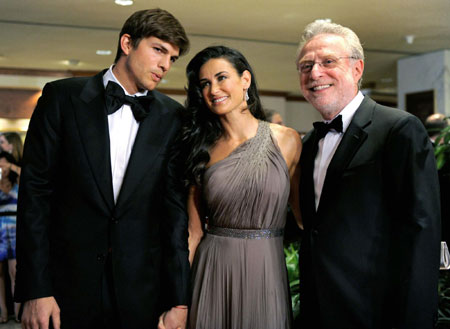 Hollywood couple actress Demi Moore (C) and actor Ashton Kutcher (L) pose with CNN newsman Wolf Blitzer upon their on arrival on the red carpet for the annual black-tie White House Correspondents Dinner, at the Washington Hilton, in Washington, May 9, 2009. 