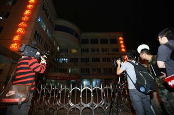 Media reporters gather outside the Chengdu Infectious Disease Hospital in Chengdu, Sichuan Province of China, on May 10, 2009. [Chen Jianli/Xinhua] 
