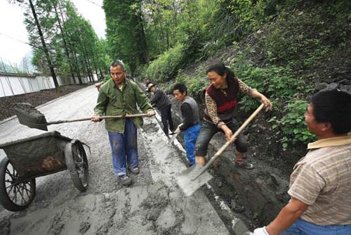 People busy repairing Zikuan Road(from Zipingpu to Kuanzigou).