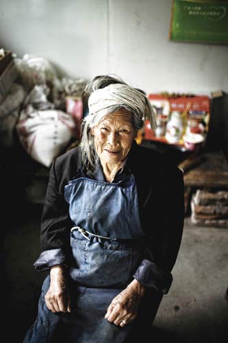 We met Zhang Yufang again in Yingxiu, an old woman whose story we reported last year after the quake. She was lucky to escape injury. [Cai Xiaochuan /San Lian Life Weekly]