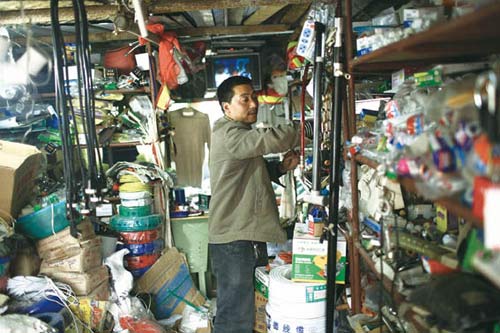 Liang Bengui in his new ironmonger's shop [Cai Xiaochuan / San Lian Life Weekly]
