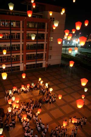 Students fly lanterns to commemorate the victims of the May 12 earthquake last year, during an activity at Hanshan Middle School in Hanshan, east China&apos;s Anhui Province, May 10, 2009. As the first anniversary of the earthquake approaches, people all over China commemorate the disaster in different ways.[Xinhua]