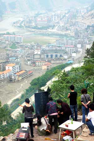 People commemorate victims of the May 12 earthquake last year, outside Beichuan city, which was seriously damaged in the earthquake, southwest China&apos;s Sichuan Province, May 10, 2009. As the first anniversary of the earthquake approaches, people all over China commemorate the disaster in different ways. [Xinhua]