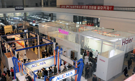  People visit the exhibition hall of the 12th Pyongyang Spring International Trade Fair in Pyongyang, May 11, 2009. Over 220 enterprises from 19 countries and regions attended the fair, which is to be concluded on May 14.[Xinhua]