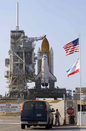  The space shuttle Atlantis sits on launch pad 39A at Kennedy Space Center in Cape Canaveral, Florida May 10, 2009. Space shuttle Atlantis is scheduled to launch May 11 on a mission to service the Hubble Telescope.[Xinhua/Reuters] 