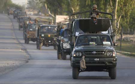 A military convoy heads from Mardan towards Malakand district, in Pakistan's North West Frontier Province, about 150 km (85 miles) north west of Islamabad May 10, 2009.[Xinhua/Reuters]