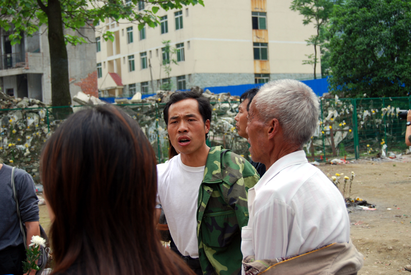A bereaved parent shouts his anger about construction standards at Beichuan Middle School. [John Sexton/China.org.cn]