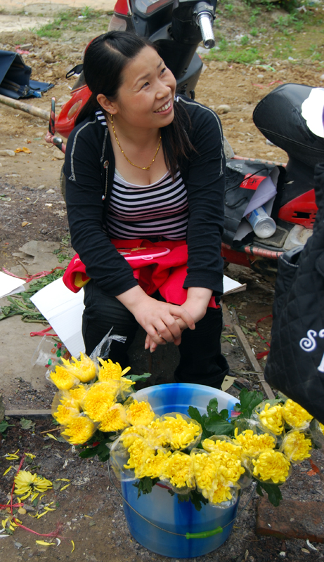 A trader sells flowers to mourners in Beichuan on May 11, 2009. [John Sexton/China.org.cn]