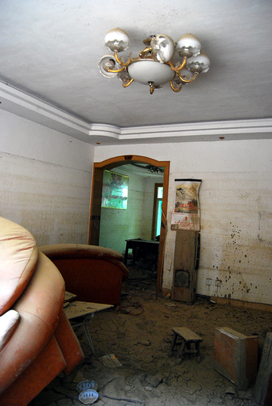 The interior of an abandoned apartment in the ruined town of Beichuan. [John Sexton/China.org.cn]