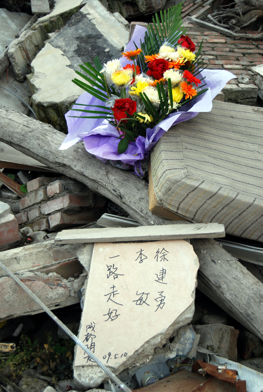 Flowers and a message left for a victim of the earthquake in Beichuan. [John Sexton/China.org.cn]