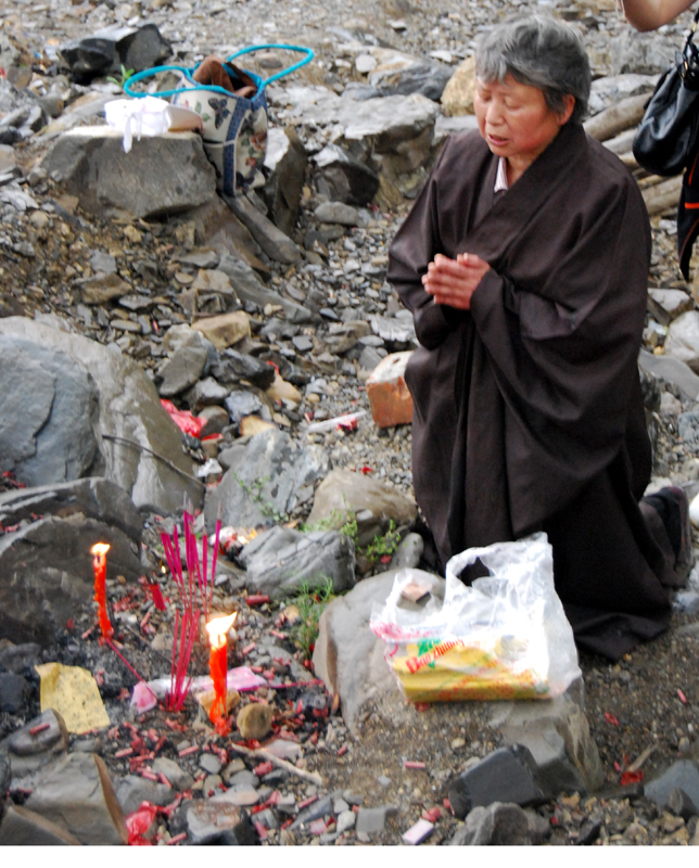 A Buddhist offers prayers for the victims of the earthquake in Beichuan on May 11, 2009. [John Sexton/China.org.cn]