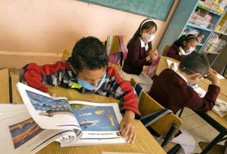 Pupils attend a class at a primary school in Mexico City, capital of Mexico, May 11, 2009. Most of Mexican pre-school educational institutions as well as primary and secondary schools resume classes May 11 after days of closure due to the influenza epidemic. [David De la Paz/Xinhua]