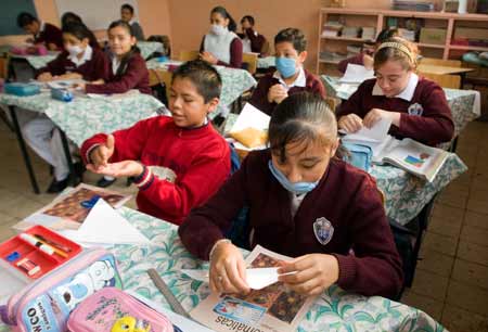 Pupils attend a class at a primary school in Mexico City, capital of Mexico, May 11, 2009. Most of Mexican pre-school educational institutions as well as primary and secondary schools resume classes May 11 after days of closure due to the influenza epidemic. [David De la Paz/Xinhua]