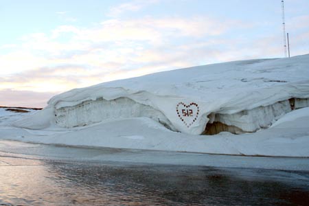 A total of 56 red heart-shaped decorations are seen to commemorate the first anniversary of the devastating Wenchuan earthquake near the Zhongshan Station on the Antarctica, May 12, 2009. [Zhang Tijun/Xinhua]