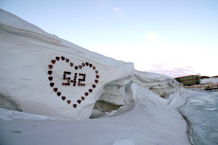 A total of 56 red heart-shaped decorations are seen to commemorate the first anniversary of the devastating Wenchuan earthquake near the Zhongshan Station on the Antarctica, May 12, 2009. [Zhang Tijun/Xinhua]